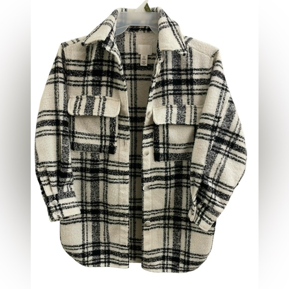 H&M Jackets & Blazers - H&M oversized Black/Cream plaid shacket button closure, and chest pockets Sz(XS)